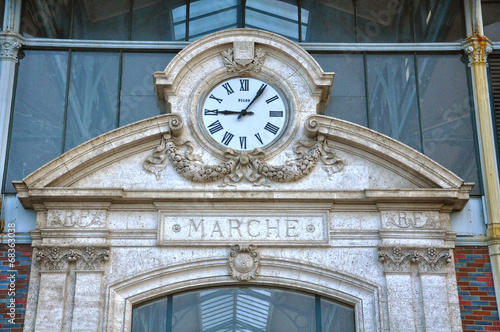 Reloj del mercado, Angulema, Francia photo