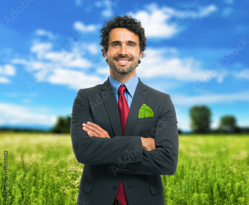 Fotografia Businessman keeping a green leaf in his pocket