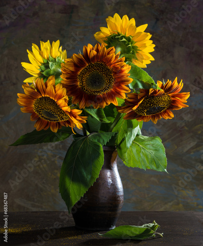 Fototapeta Naklejka Na Ścianę i Meble -  Beautiful sunflowers in a vase