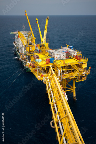 Slika na platnu Barge installation platform in offshore oil and gas industry