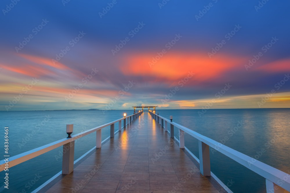 Obraz premium Landscape of Wooded bridge in the port between sunrise
