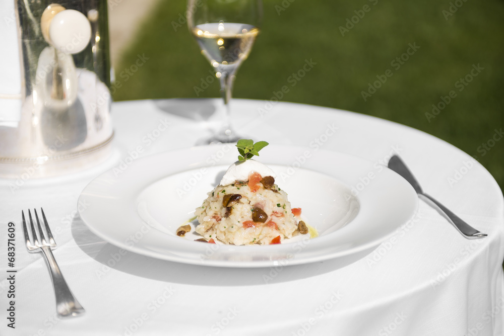 portata di pesce con vino bianco portata di pesce con vino bianco