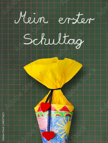 Schultüte vor Schultafel