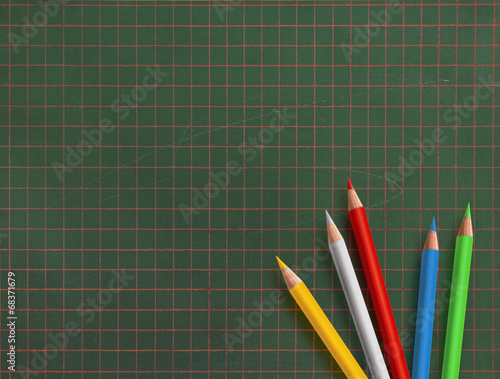 Schiefertafel mit Buntstiften