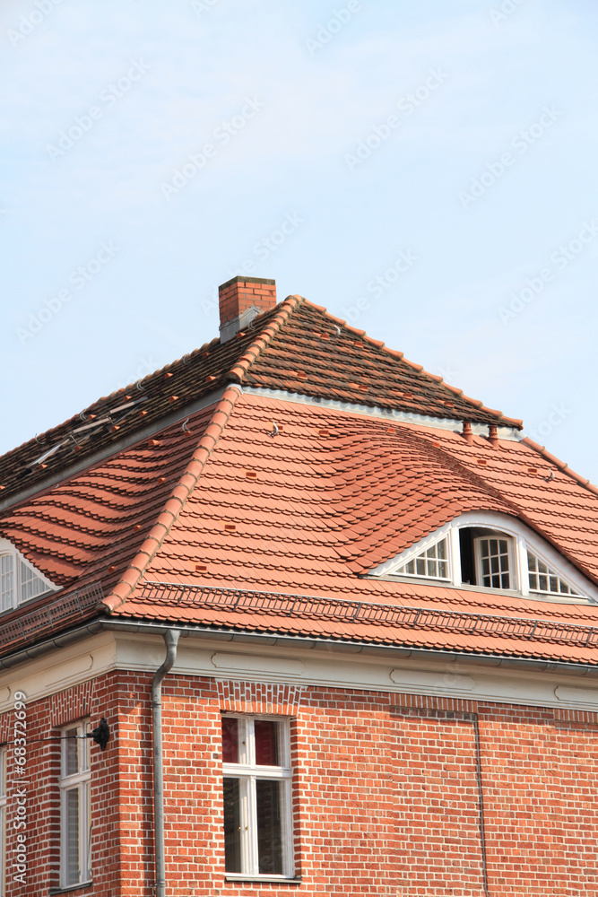 Backsteinhäuser mit runden Dachfenster im Hochformat