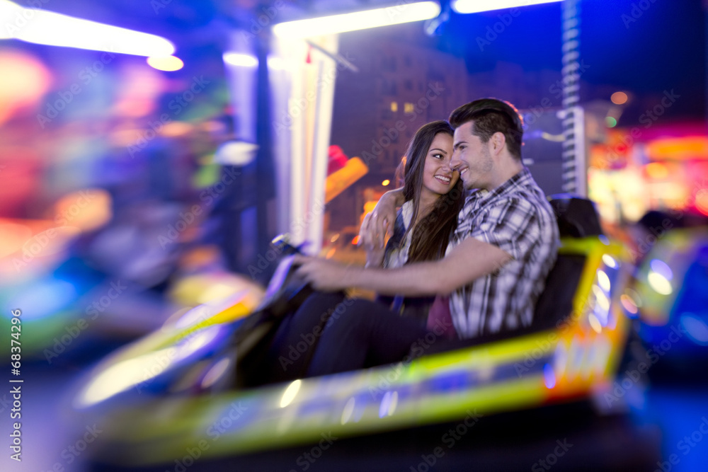 Obraz premium couple ride bumper car
