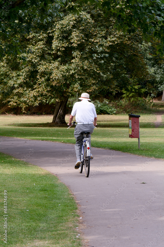 Fototapeta premium Cycling in park