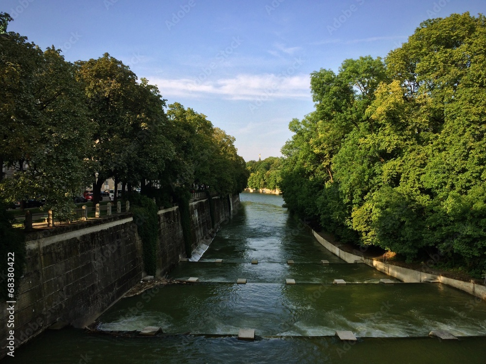 Isarkanal München mit Blick auf Friedensengel