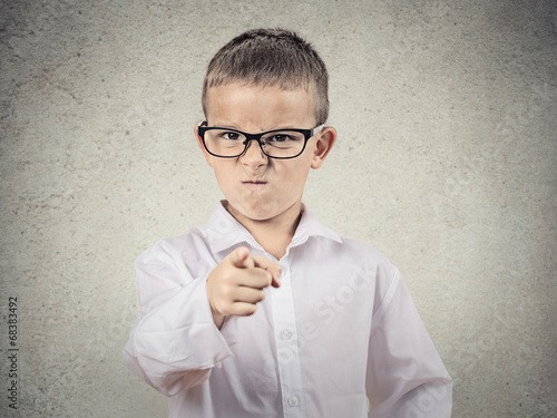 Εκτύπωση καμβά Angry bossy boy pointing finger at someone, grey background