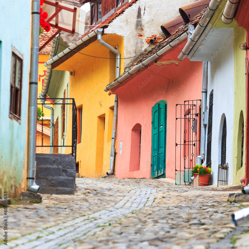 Fototapeta premium Średniowieczny widok ulicy w Sighisoara, Rumunia