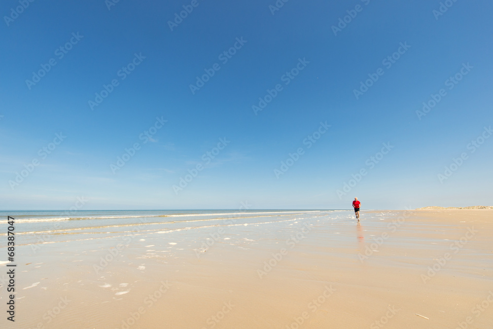 Obraz premium Senior runner at the beach