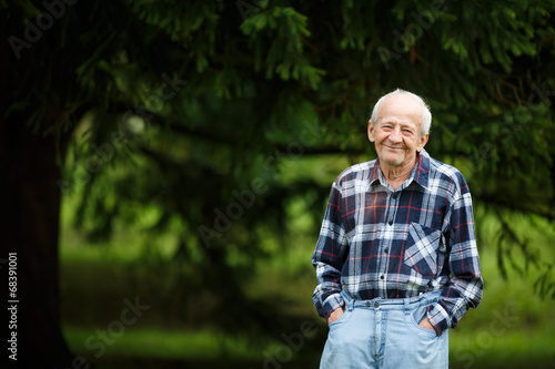Фотография Laughing 80 year old senior elder man outside