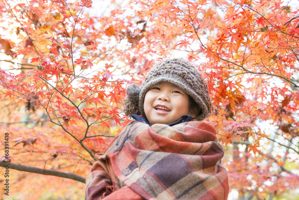 紅葉と笑顔の子供 紅葉と笑顔の子供