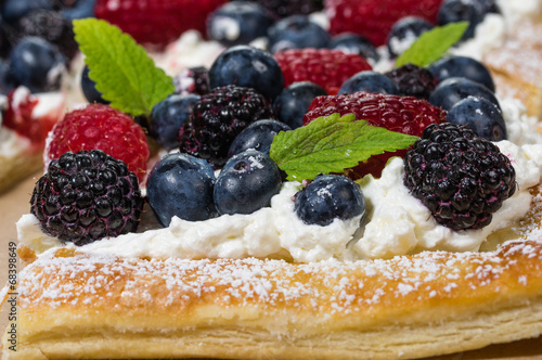 Raspberry tart with fresh cream layer