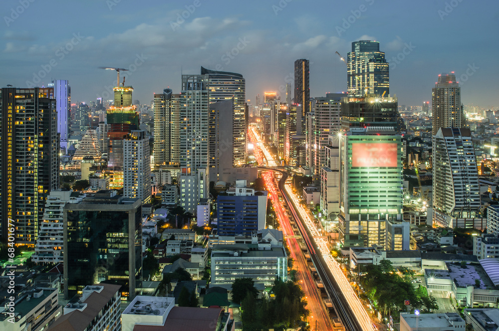 Fototapeta premium Bangkok Cityscape at twilight with main traffic
