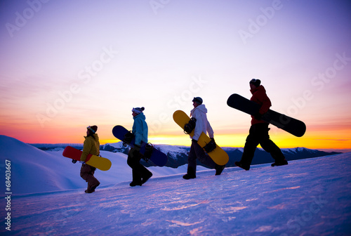 Fotografia People On Their Way To Snow Boarding