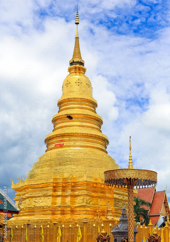 Fototapeta premium Wat Phrathat Hariphunchai Temple, Lampoon, Thailand