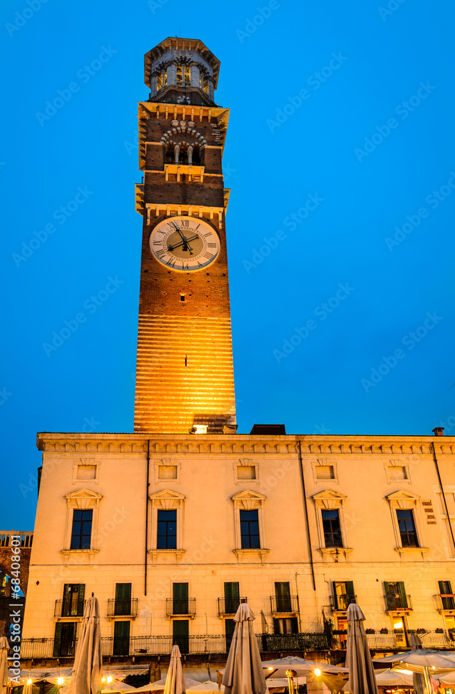 Obraz premium Verona, Lamberti Tower twilight