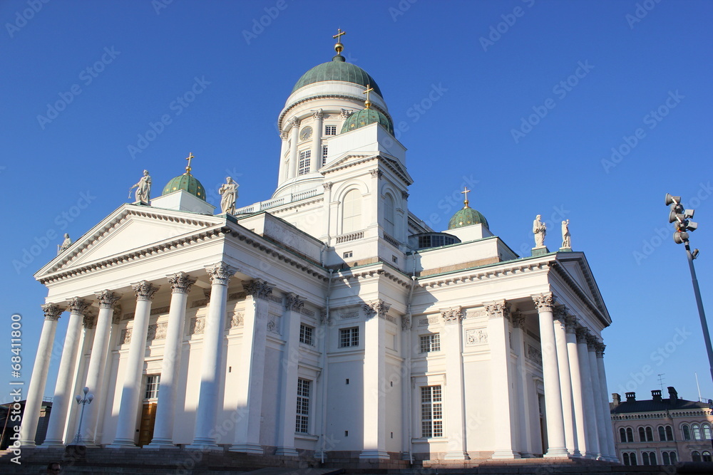 Der berühmte weiße Dom von Helsinki am Senatsplatz