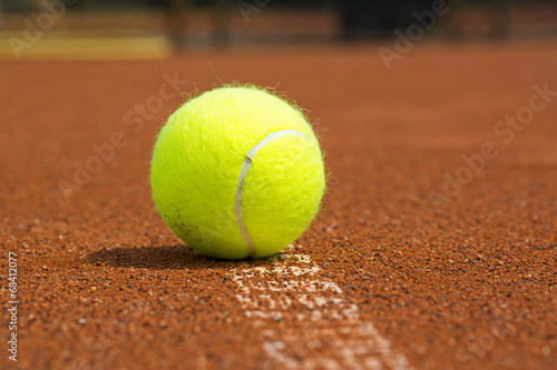 Tennisball auf der Linie