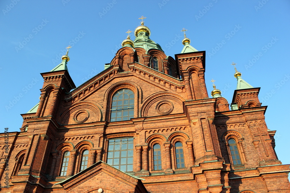 Obraz premium Frontansicht der Uspenski-Kathedrale am Hafen von Helsinki