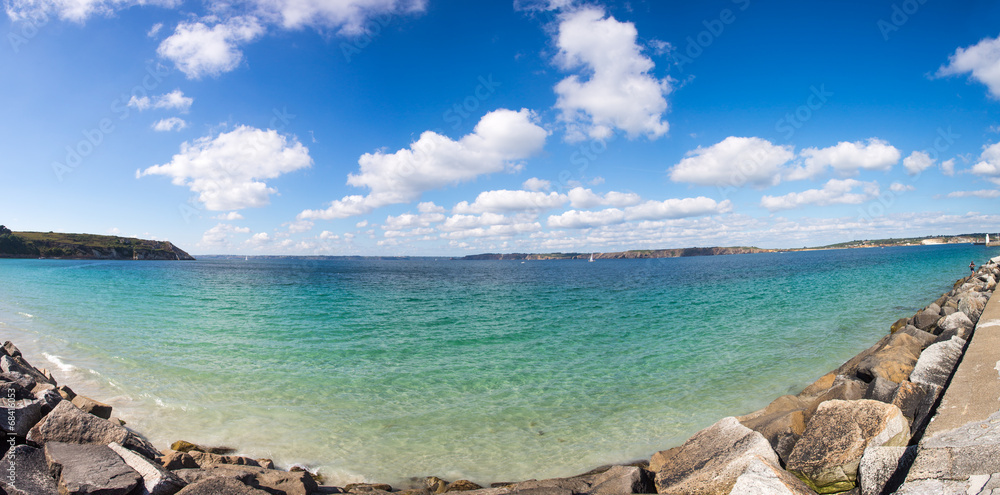 Fototapeta premium Bay of Crozon peninsula with blue and cloudy sky