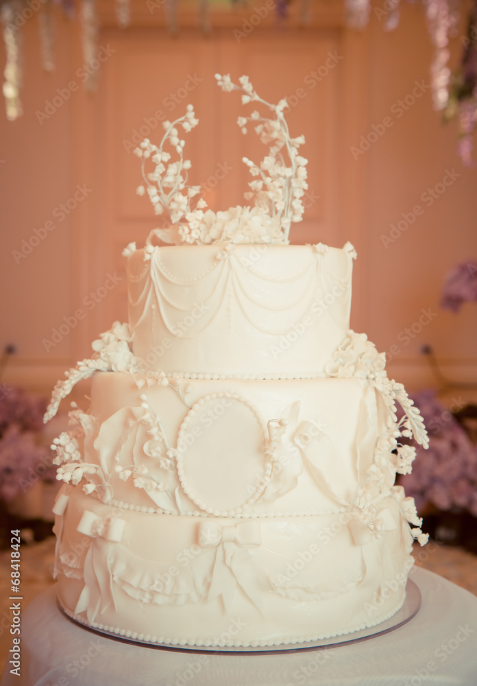 Beautiful white wedding cake Beautiful white wedding cake