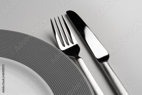 Geschirr mit Teller, Messer und Gabel photo