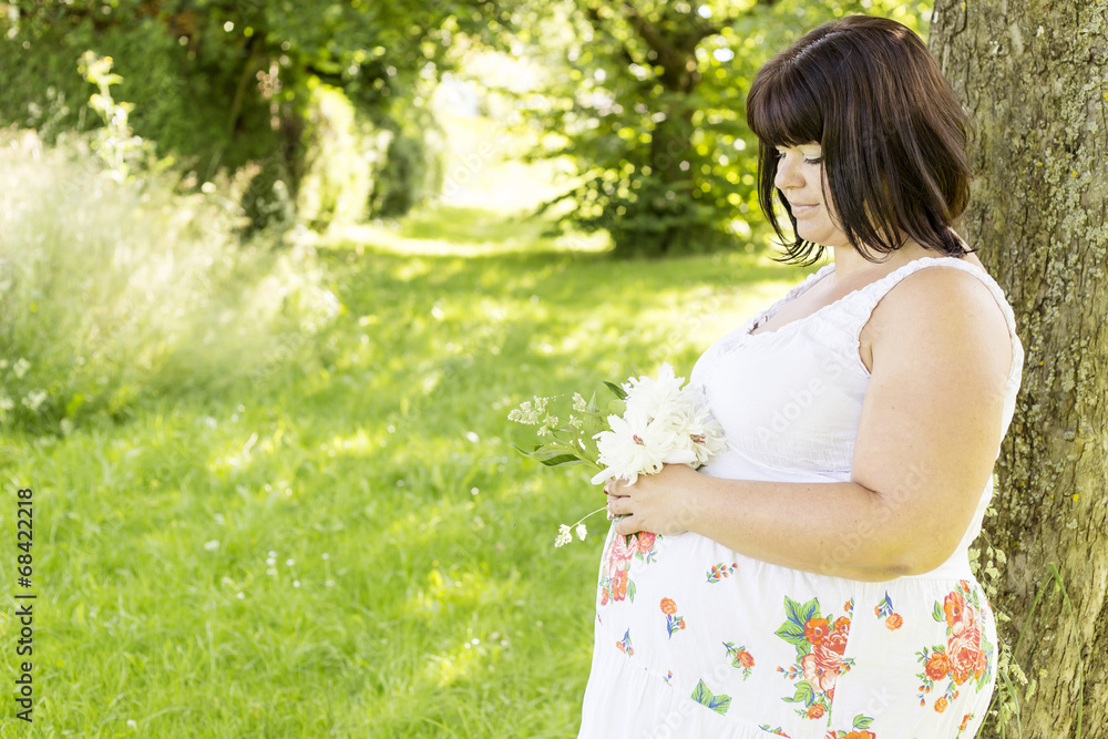 Werdende Mama schaut auf ihren Bauch Werdende Mama schaut auf ihren Bauch