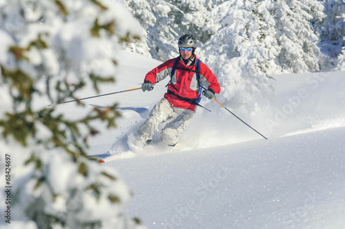 Skifahrer im winterlichen Märchenwald