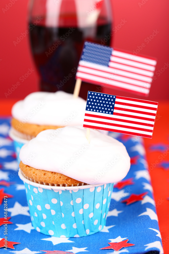 Obraz premium American patriotic holiday cupcakes and glass of cola
