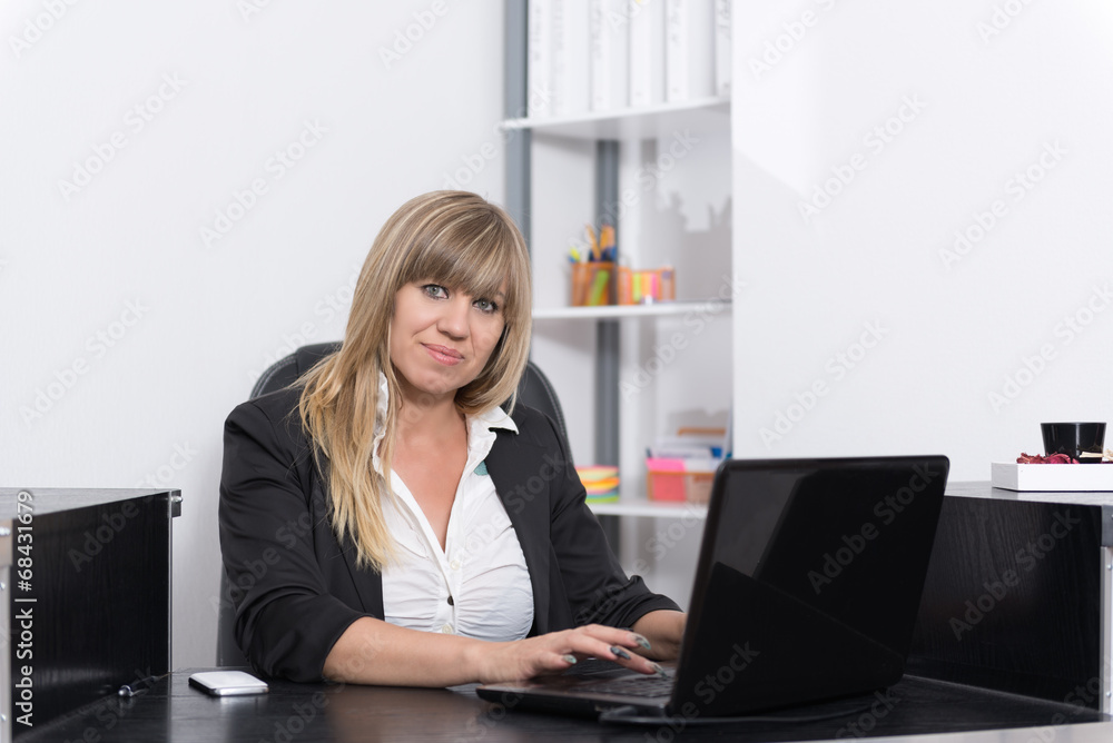 Frau sitzt an einem Notebook Frau sitzt an einem Notebook