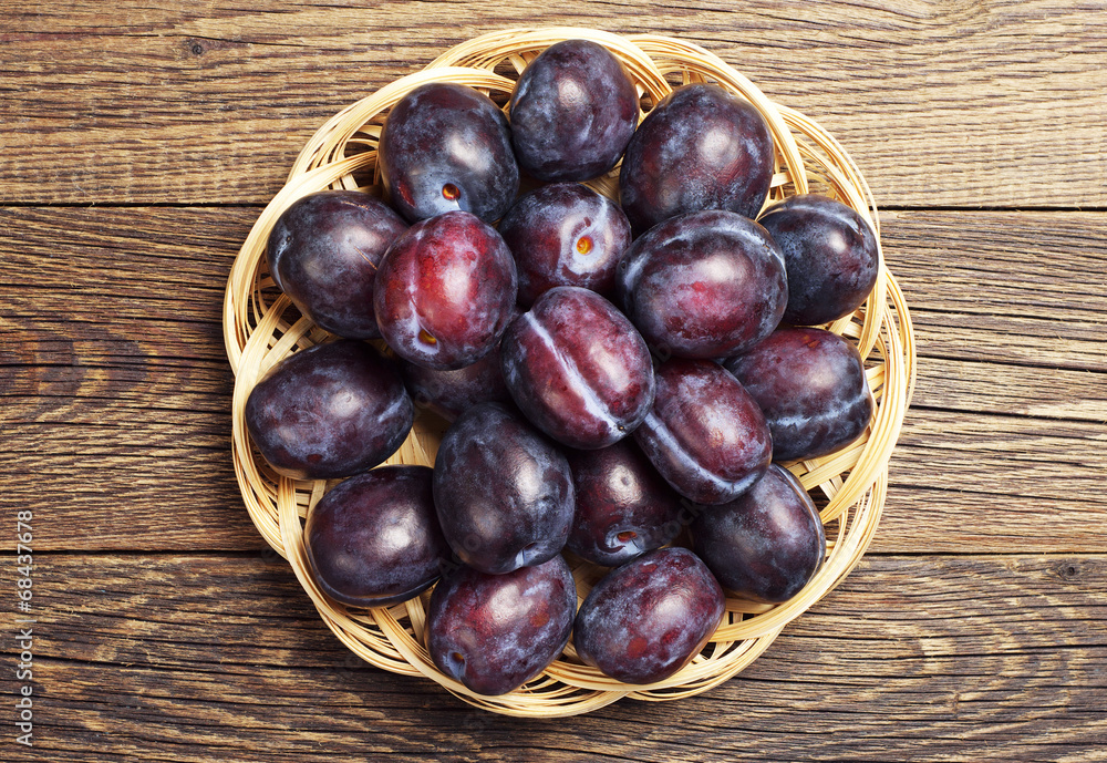 Obraz premium Plate with plums on table