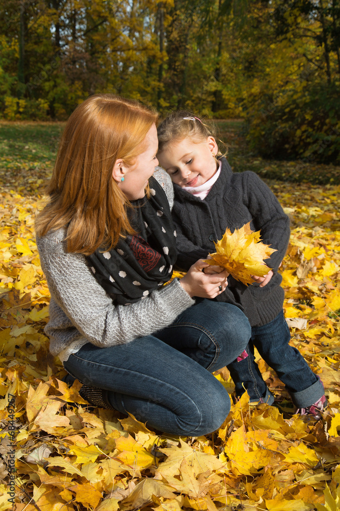 Mutter und Tochter im Herbst beim Spazierengehen Mutter und Tochter im Herbst beim Spazierengehen