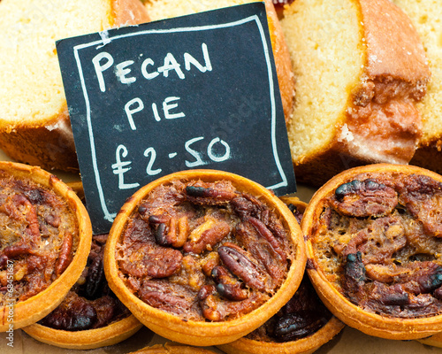 Obraz na płótnie Close up shot of pecan pies in British market w salonie