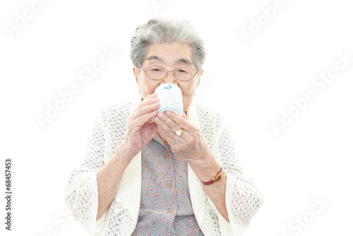 お茶を飲む高齢者