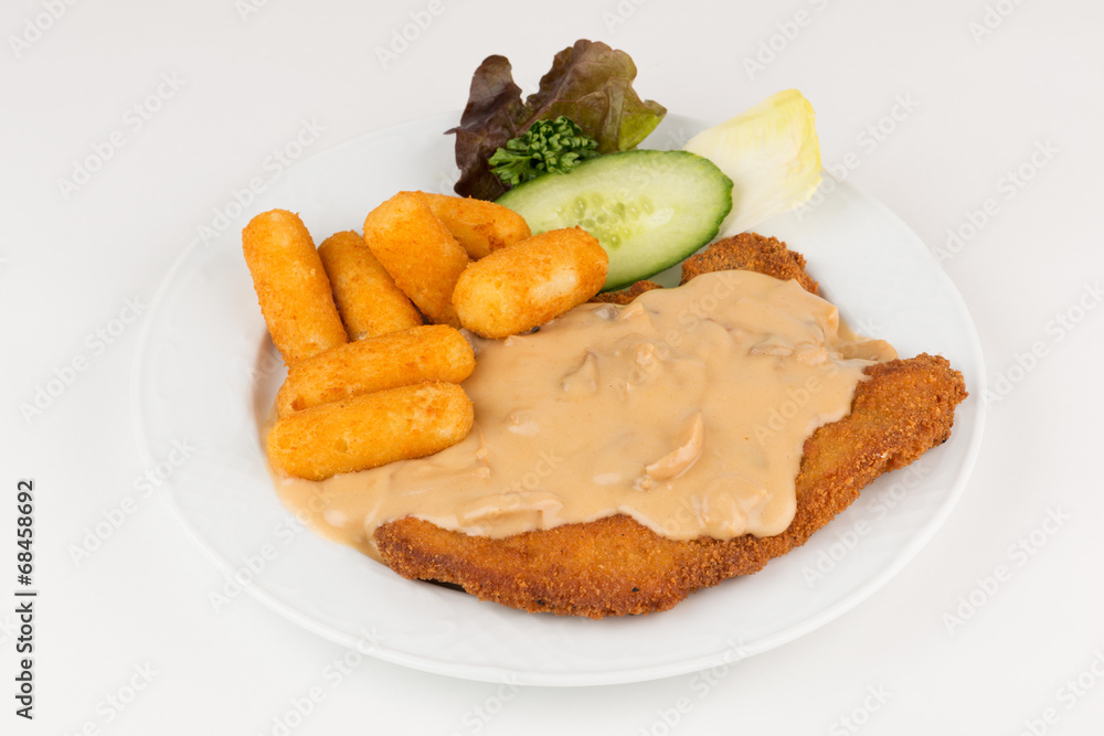 Paniertes Kotelett mit Jägersoße und Kroketten Paniertes Kotelett mit Jägersoße und Kroketten