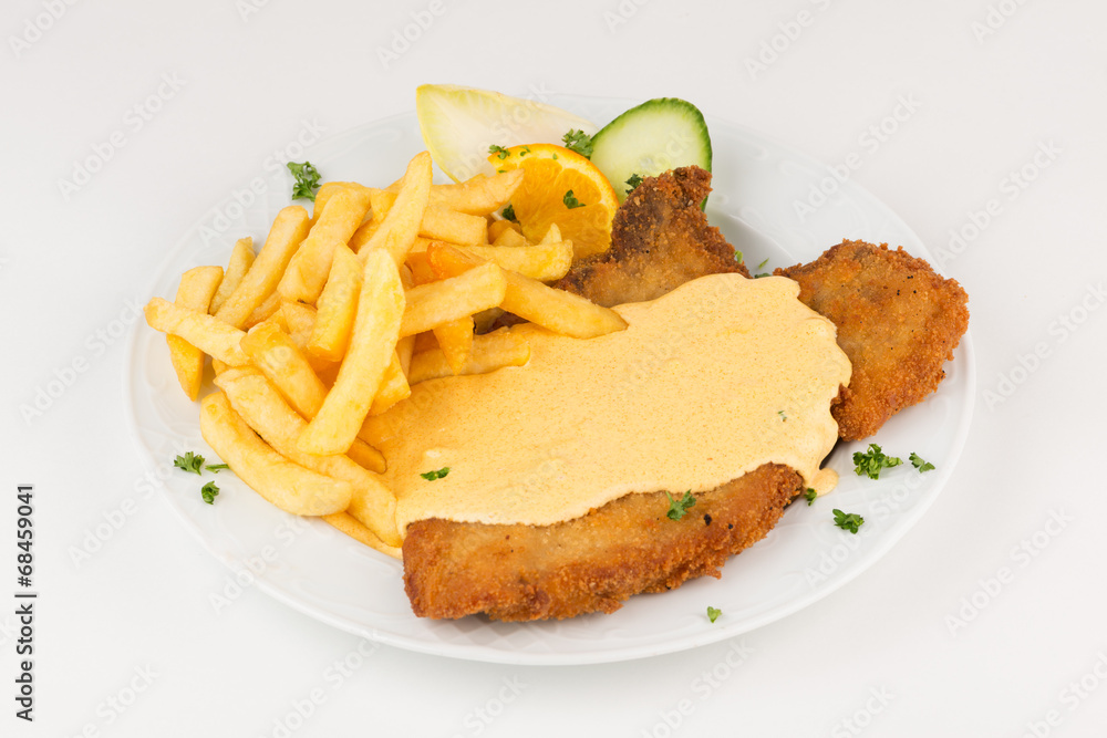 Kotelett (paniert), Soße und Pommes Kotelett (paniert), Soße und Pommes