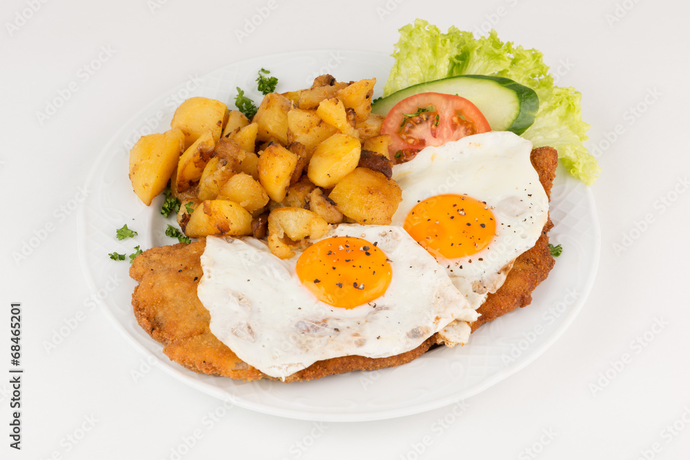 Schnitzel mit Bratkartoffeln und Eiern Schnitzel mit Bratkartoffeln und Eiern