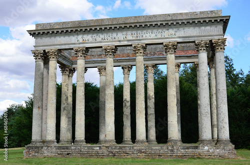 Foto Front of Roman folly