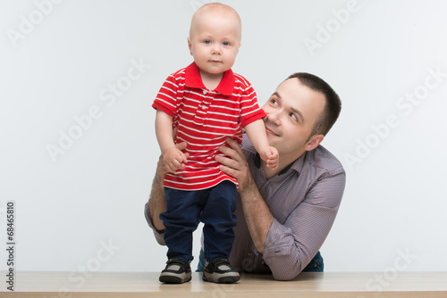 Фотография Closeup portrait of young handsome Caucasian father with his cut
