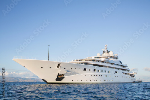 Luxus Mega Yacht: Konzept Geld und Vermögen Millionäre © Jeanette Dietl