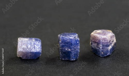 Cuadro en lienzo Uncut sapphires from Madagascar. 1cm long.