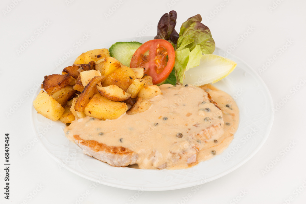 Schweinerückensteak mit Pfeffersoße und Bratkartoffeln Schweinerückensteak mit Pfeffersoße und Bratkartoffeln