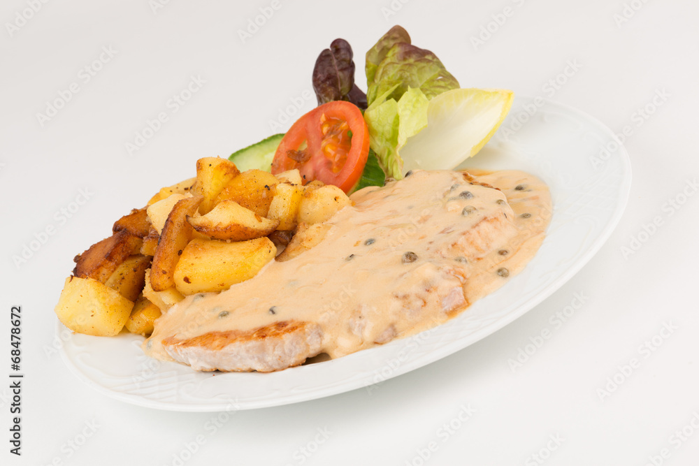 Schweinerückensteak mit Pfeffersoße und Bratkartoffeln Schweinerückensteak mit Pfeffersoße und Bratkartoffeln
