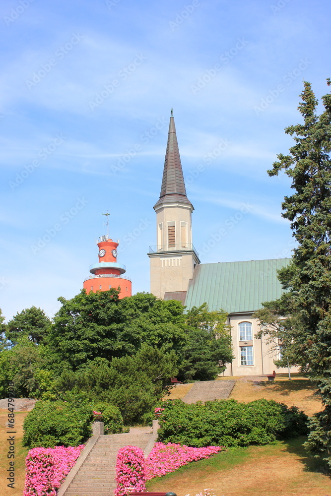 Fototapeta premium Blick auf Park, Kirche und Wasserturm im Badeort Hanko (Hangö)
