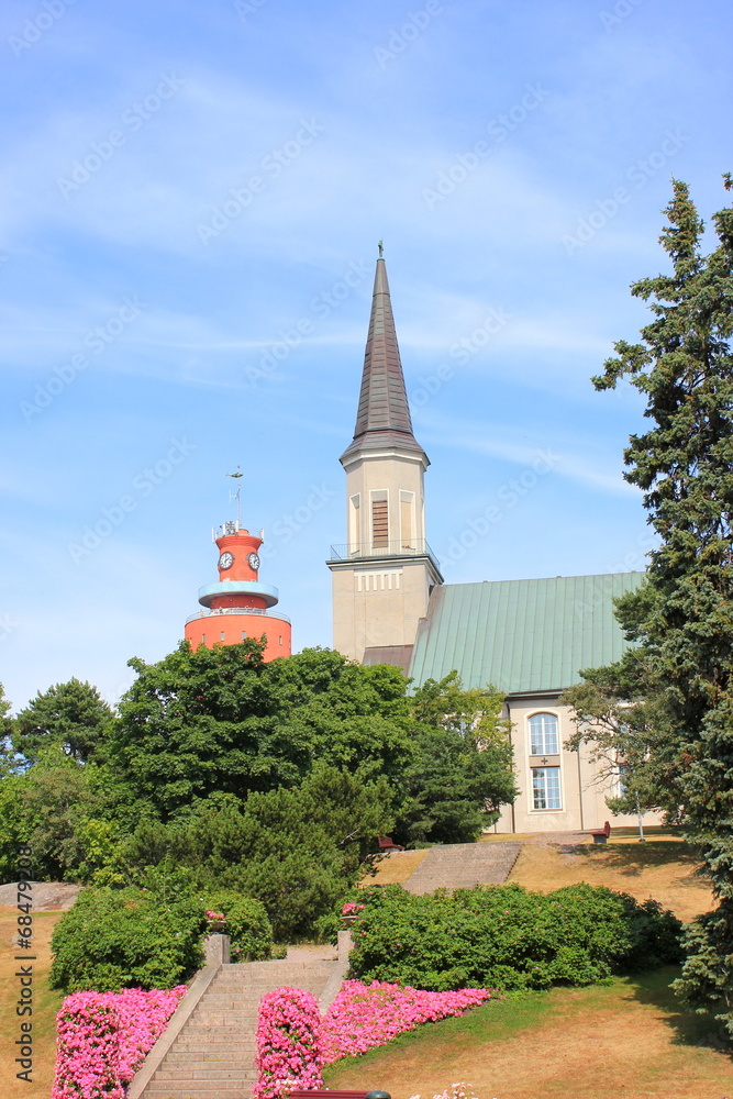 Blick auf Park, Kirche und Wasserturm im Badeort Hanko (Hangö)