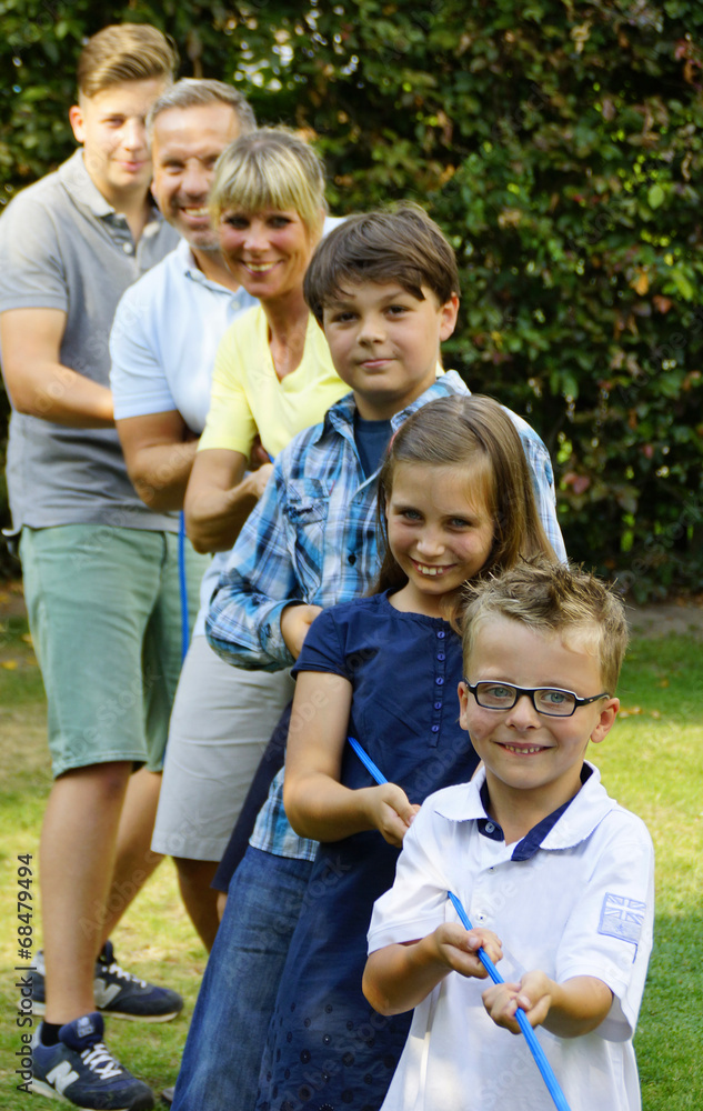 Familie zieht an einem Seil