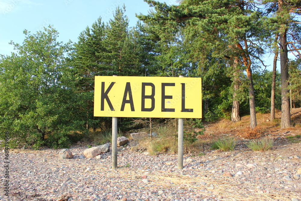 Das Schild Kabel am Ufer des Päijänne See in Finnland