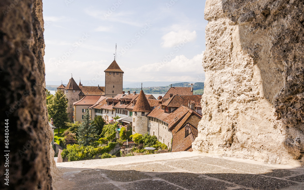 Fototapeta premium Murten, historische Altstadt, Ringmauer, Schloss, Schweiz